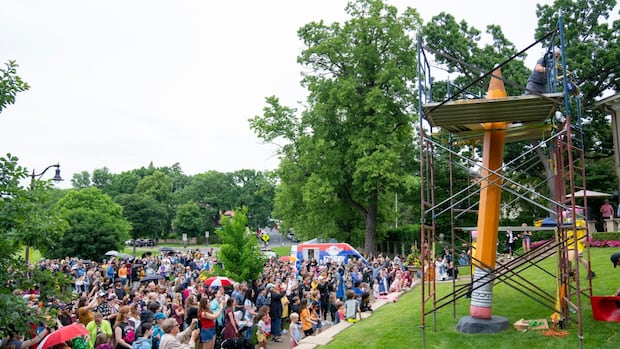 Every year, folks travel from far and wide watch this giant pencil get sharpened [Video]