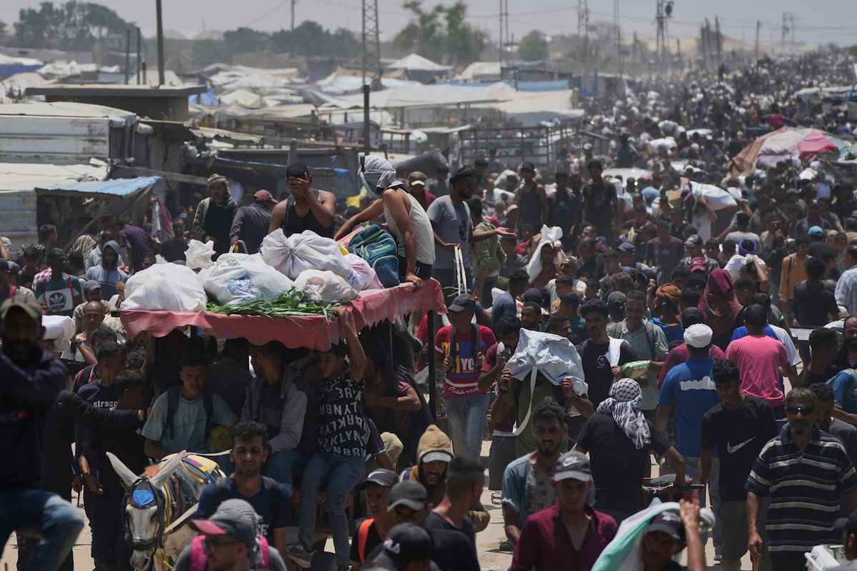 Israeli military strikes kill at least 41 in Gaza, many near an aid site, medics say [Video]