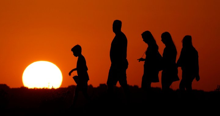 Hot weather, wildfire smoke trigger advisories for most of southern B.C., Peace Region [Video]
