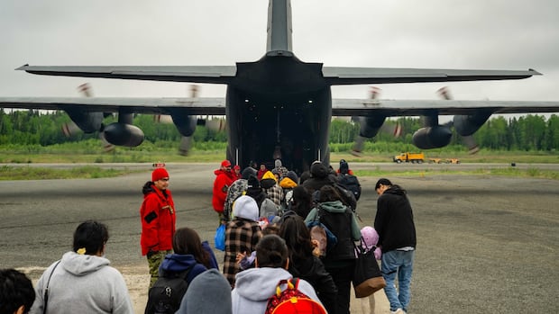 Wildfire near Sandy Lake First Nation a ‘sleeping giant’ as evacuation flights pause [Video]