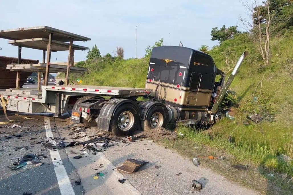 Transport truck crashes through median in 6-vehicle collision on Highway 400 in Ontario [Video]