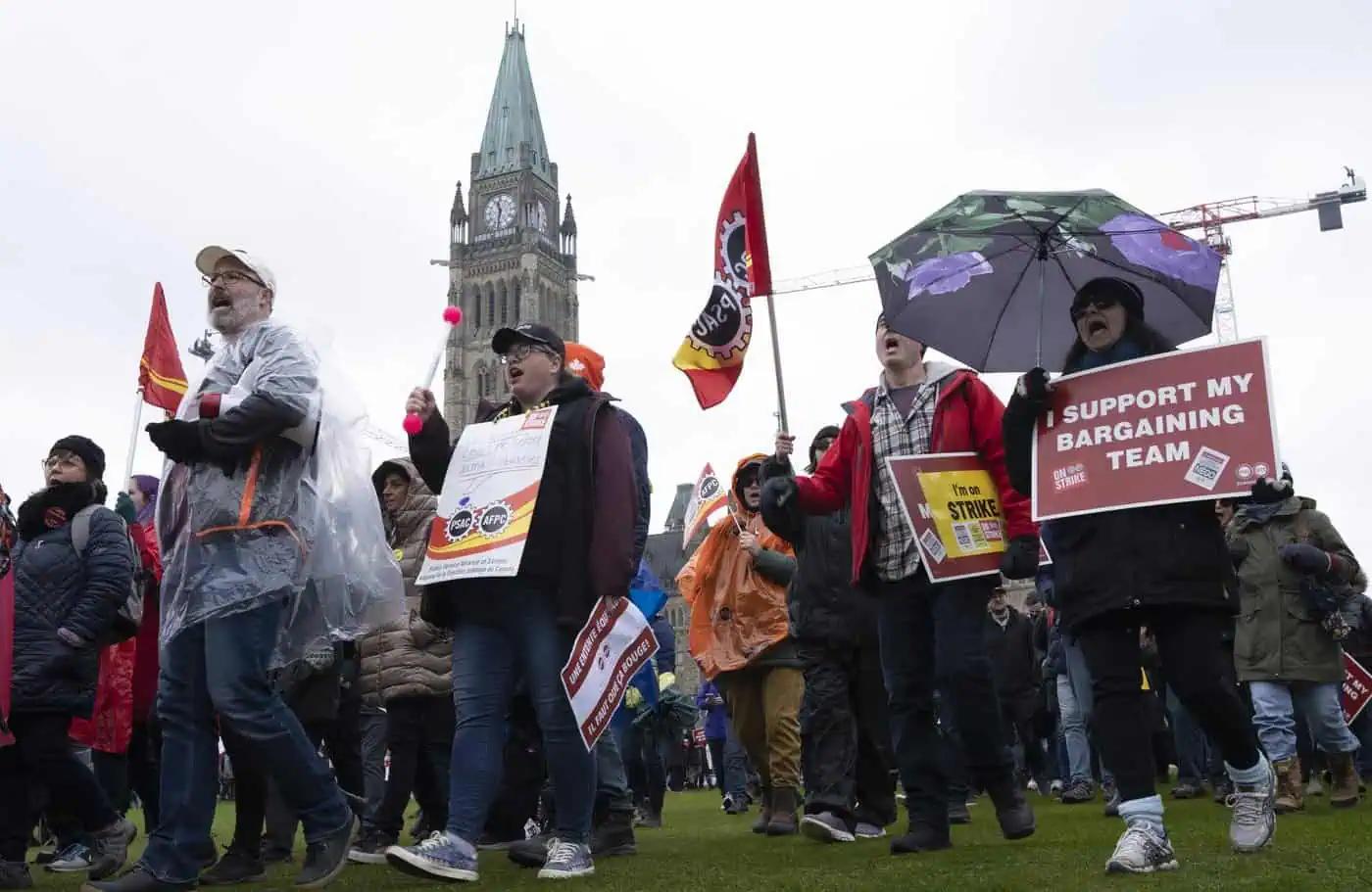 Federal union restarting contract talks for more than 120,000 public servants [Video]