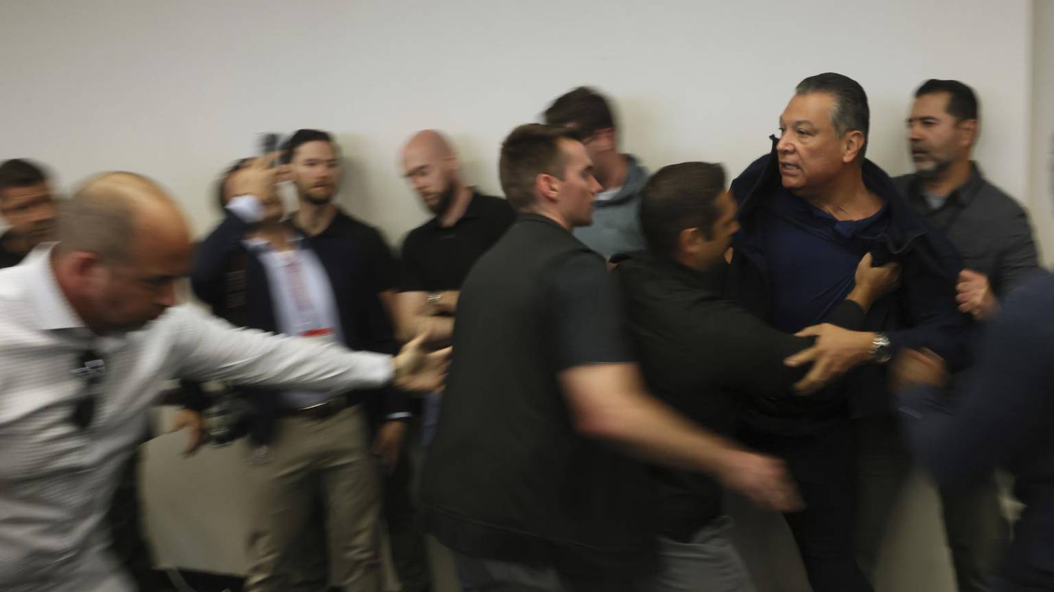 California Senator Alex Padilla removed from Kristi Noem’s L.A. press conference [Video]